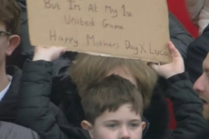 错过母亲节，小球迷举牌向母亲道歉：今天是我第一次来看曼联比赛 - 24直播网