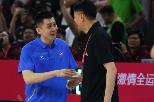 杨鸣：杜锋一直在顶着球队前进&压力很大 每个教练员都值得尊重 - 24直播网